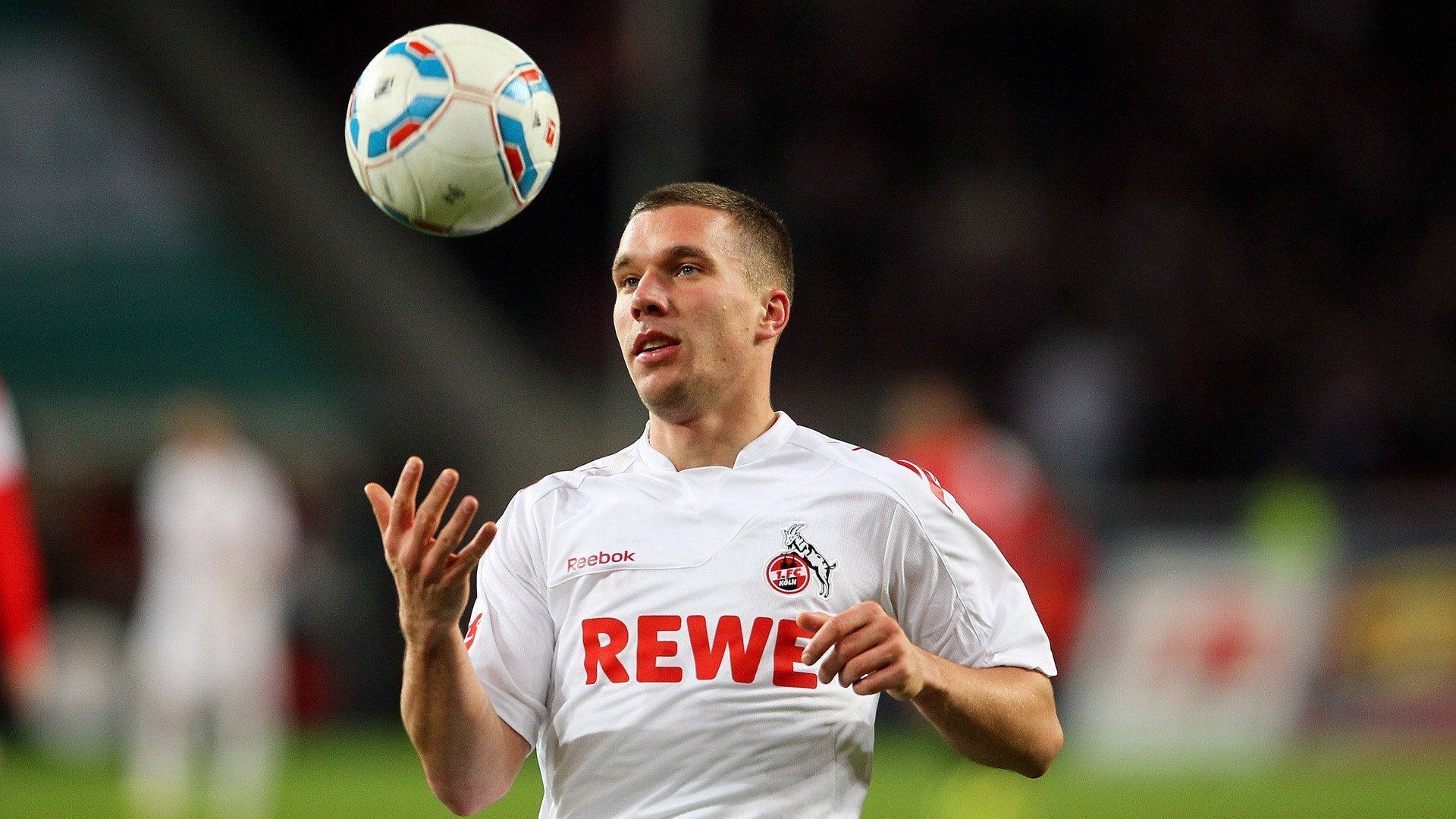 场上气氛火爆：观众席座无虚席，助威声震天！，场上观众是什么意思